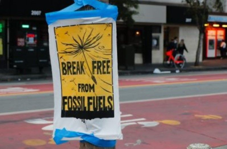 Cartel en inglés: No más combustibles fósiles